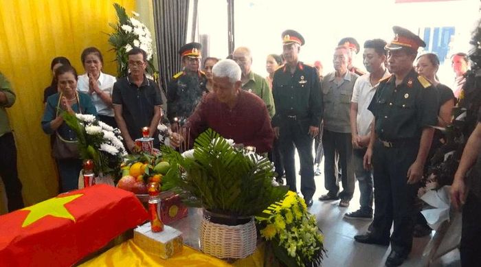 Người thân xúc động đón hài cốt liệt sĩ Lê Tước trở về sau 79 năm xa cách.