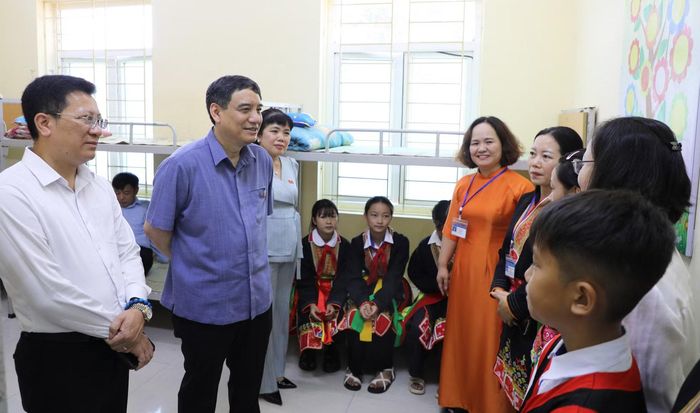 Đoàn khảo sát thực tế khu vực nội trú tại điểm trường khu Cài, Trường Tiểu học và Trung học cơ sở Sơn Dương, phường Hoành Bồ.