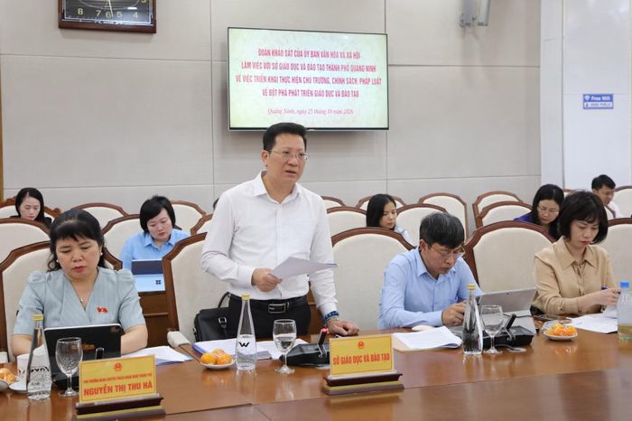 Lãnh đạo Sở GD&ĐT thành phố Quảng Ninh báo cáo tại buổi làm việc.
