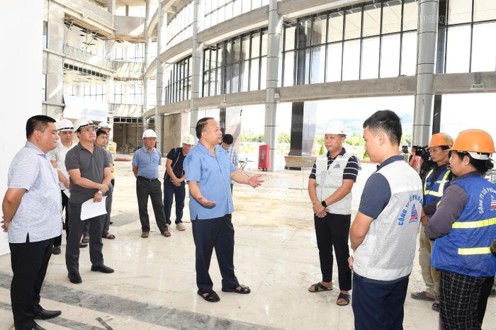 Chủ tịch Tuyên Quang Phan Huy Ngọc kiểm tra dự án bệnh viện gần 1.800 tỷ đồng. Ảnh: Cổng TTĐT Tuyên Quang