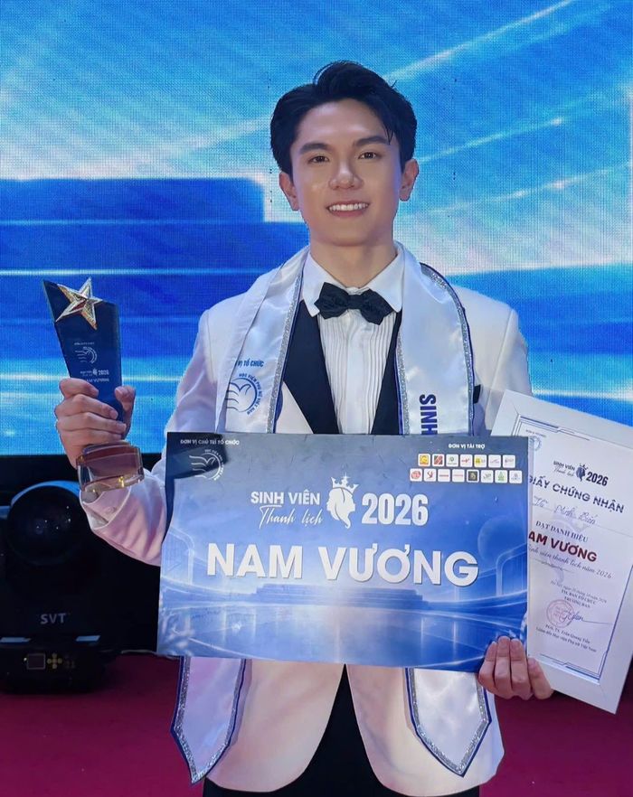 Vũ Minh Tiến trong khoảnh khắc đăng quang Nam vương Sinh viên Thanh lịch 2026. Ảnh: NVCC
