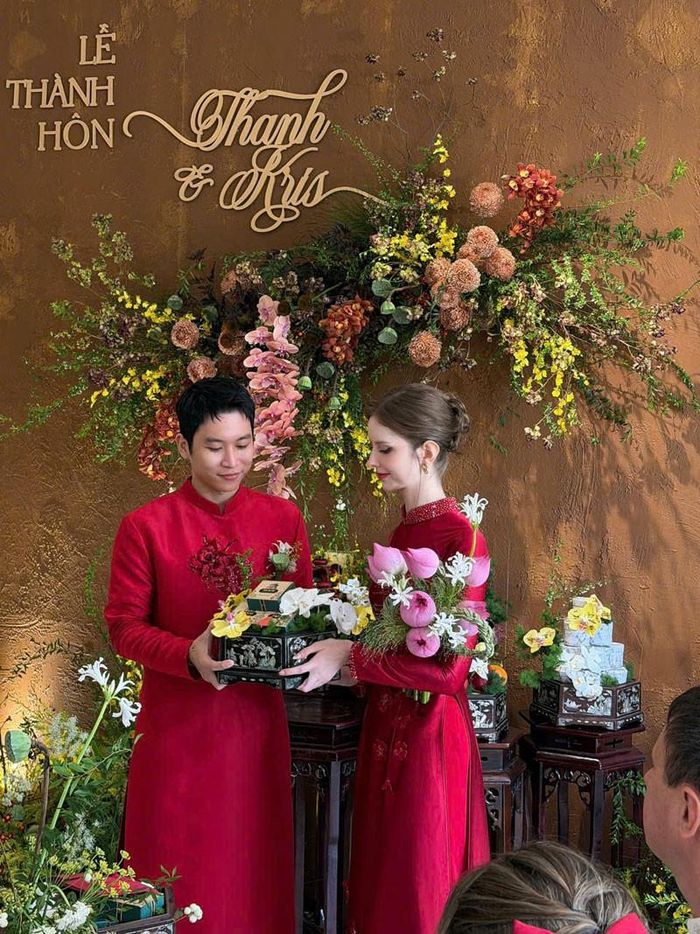 Khoảnh khắc cô dâu, chú rể làm lễ gia tiên