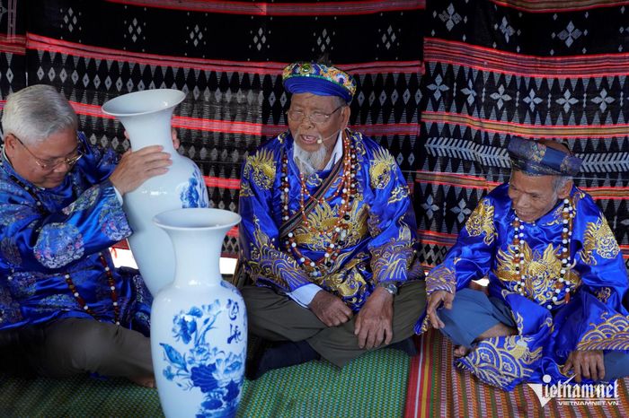 Già làng Alăng Chúc tham gia nói lý, hát lý trong lễ kết nghĩa truyền thống của người Cơ Tu tại xã Sông Kôn.