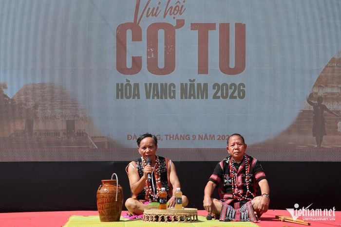 Hai già làng thôn Bhơ Hôồng trình diễn nói lý, hát lý phục vụ du khách tại một sự kiện văn hóa ở xã Hòa Vang.