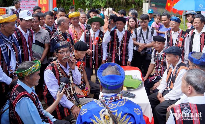 Nghệ thuật nói lý, hát lý của người Cơ Tu thu hút người dân, du khách theo dõi tại các lễ hội văn hóa truyền thống.