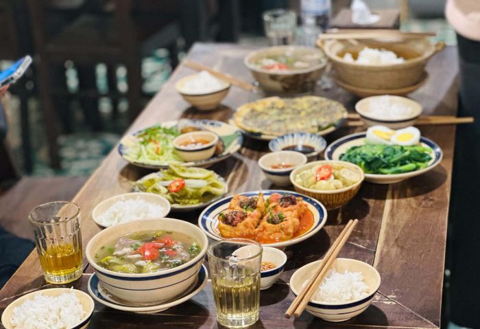 Một bữa ăn nên đa dạng các món, không nhất thiết loại bỏ cơm. Ảnh: Ban Mai