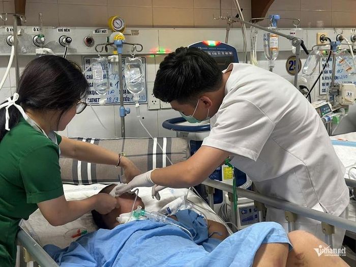 Theo bác sĩ, tình trạng hiện tại của Linh vẫn còn nặng, cần tiếp tục điều trị lâu dài