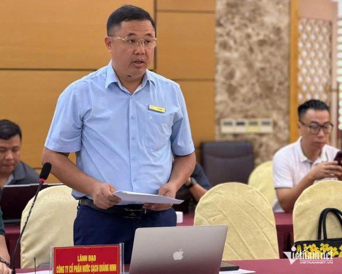 Ông Trần Mạnh - Phó Tổng Giám đốc Công ty Cổ phần Nước sạch Quảng Ninh, trao đổi về các công trình cấp nước tại hội nghị thông tin báo chí thường kỳ. Ảnh: Mỹ Dung