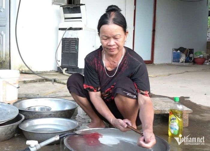 Người dân vùng cao từng bước chuyển sang sử dụng nước sạch phục vụ sinh hoạt hằng ngày. Ảnh: Mỹ Dung