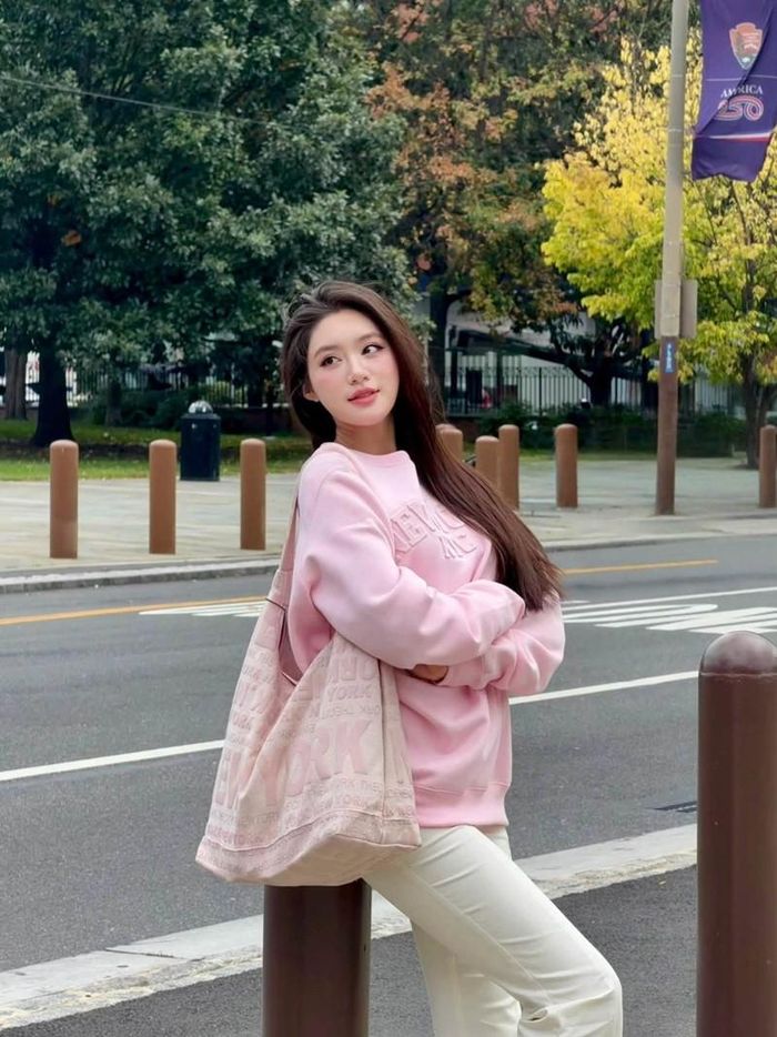 Phan Phương Oanh sinh năm 2003 tại Hà Nội, đăng quang Miss World Vietnam 2025. Cô tốt nghiệp ngành Kinh doanh quốc tế, chương trình chất lượng cao của Đại học Kinh tế Quốc dân với điểm trung bình 3,63/4, sở hữu IELTS 7.5 và tiếng Trung HSK 3. 