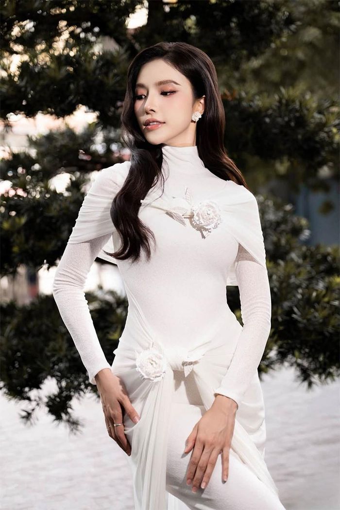 Tốt nghiệp ngành Quản trị dịch vụ du lịch và lữ hành tại Đại học Hoa Sen, á hậu theo học thạc sĩ Quản trị kinh doanh tại Trường Đại học Kinh tế - Tài chính TPHCM. Chia sẻ với VietNamNet, Hạnh Nguyên nói đang trong quá trình làm đề án. 