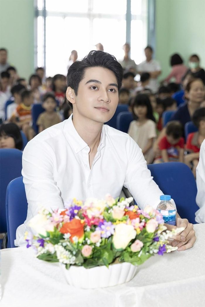 Phạm Tuấn Ngọc sinh năm 1999 tại Hải Phòng, đăng quang Nam vương Thế giới Việt Nam 2024 rồi giành Á vương 1 Mr World 2024, thành tích cao nhất của Việt Nam tại cuộc thi này. Anh tốt nghiệp ngành Ngôn ngữ Anh tại Đại học Kinh tế Quốc dân, từng 2 lần đoạt danh hiệu nam vương cấp trường và được vinh danh là 1 trong 10 sinh viên tiêu biểu của trường năm 2019. 