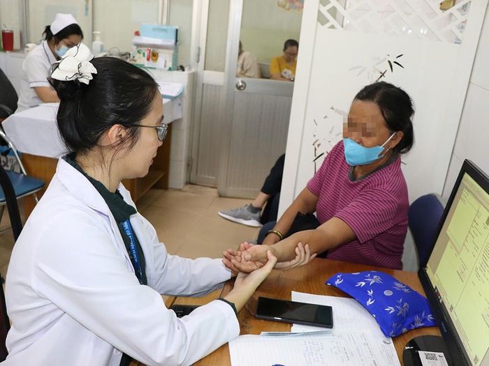Bác sĩ Đặng Thanh Hồng An đang khám cho bệnh nhân bị đau nhức xương khớp kéo dài (Ảnh: BVCC)