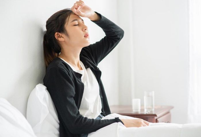 Mải mê kiếm tiền khiến người trẻ đối diện với bẫy sức khỏe. Ảnh: Freepik.