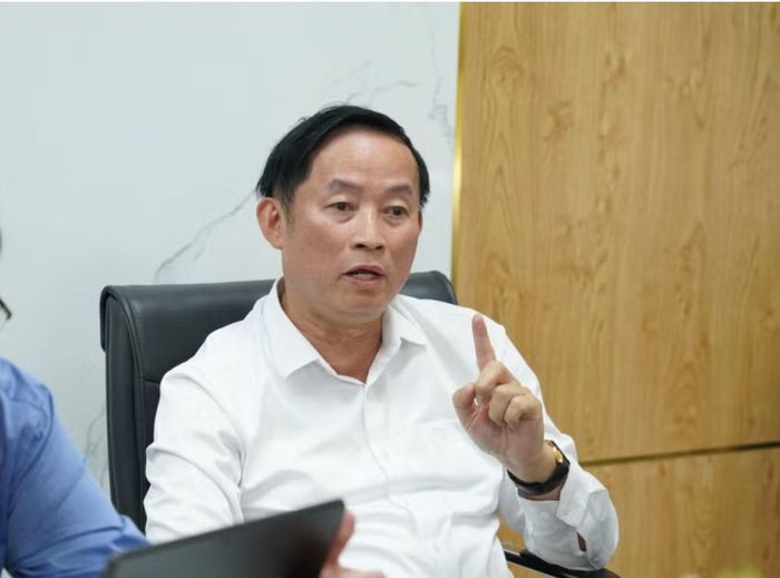 GS Hùng chia sẻ về những cải tiến kỹ thuật trong phẫu thuật. Ảnh: Thu Huyền