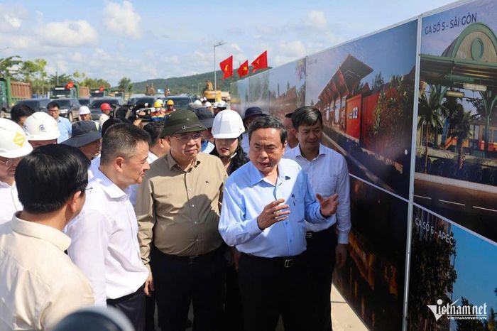 Chủ tịch Quốc hội Trần Thanh Mẫn yêu cầu đảm bảo đúng tiến độ, khối lượng, chất lượng công trình. Ảnh: Tào Đạt