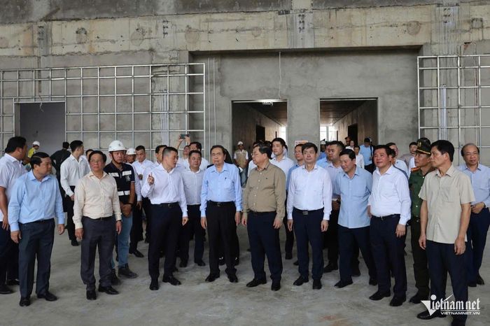 Chủ tịch Quốc hội Trần Thanh Mẫn kiểm tra thực tế tiến độ triển khai một số công trình, dự án phục vụ Hội nghị cấp cao APEC 2027. Ảnh: Tào Đạt