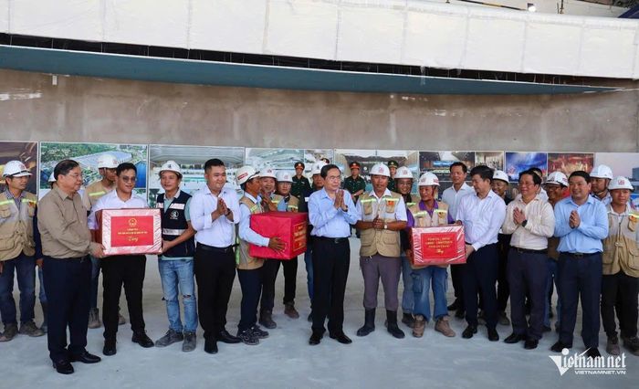 Chủ tịch Quốc hội Trần Thanh Mẫn tặng quà lực lượng cán bộ, kỹ sư, công nhân đang thi công tại các công trình, dự án phục vụ Hội nghị cấp cao APEC 2027. Ảnh: Tào Đạt