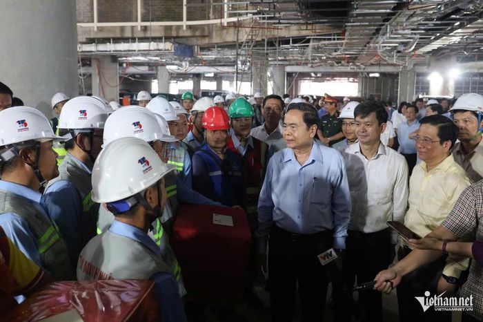 Chủ tịch Quốc hội Trần Thanh Mẫn động viên lực lượng cán bộ, kỹ sư, công nhân đang thi công tại các công trình, dự án phục vụ Hội nghị cấp cao APEC 2027. Ảnh: Tào Đạt
