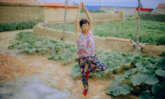 Bà Li Xiufang tập yoga trong sân nhà ở Yugouliang. Ảnh: Sixthtone