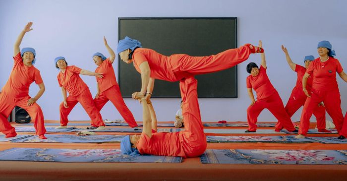 Người cao tuổi ở ngôi làng Yugouliang tập yoga. Ảnh: Sixthtone