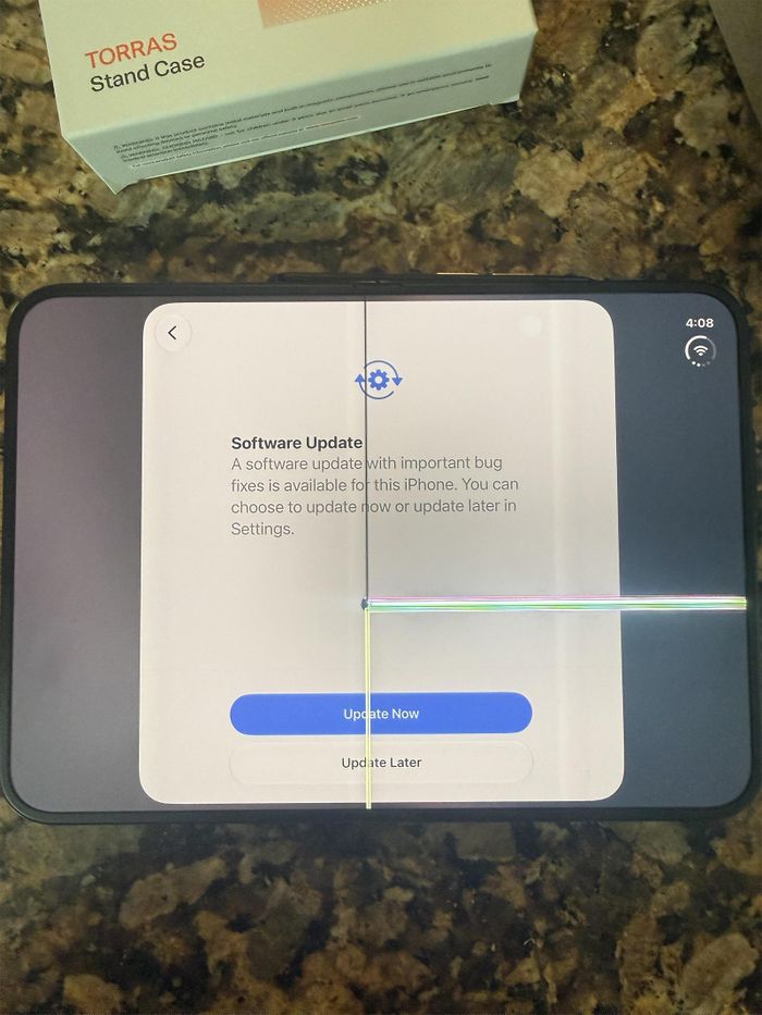 Chiếc iPhone Duo này đã hỏng ngay cả khi quá trình thiết lập ban đầu còn chưa hoàn tất. Ảnh: Reddit/PhoneArena