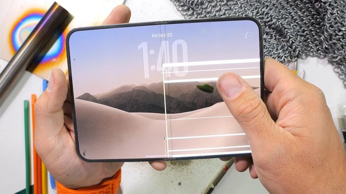 Một bài kiểm tra độ bền cho thấy chiếc iPhone Duo bị hỏng tại cùng một vị trí như tất cả các thiết bị khác. Ảnh: JerryRigEverything/PhoneArena