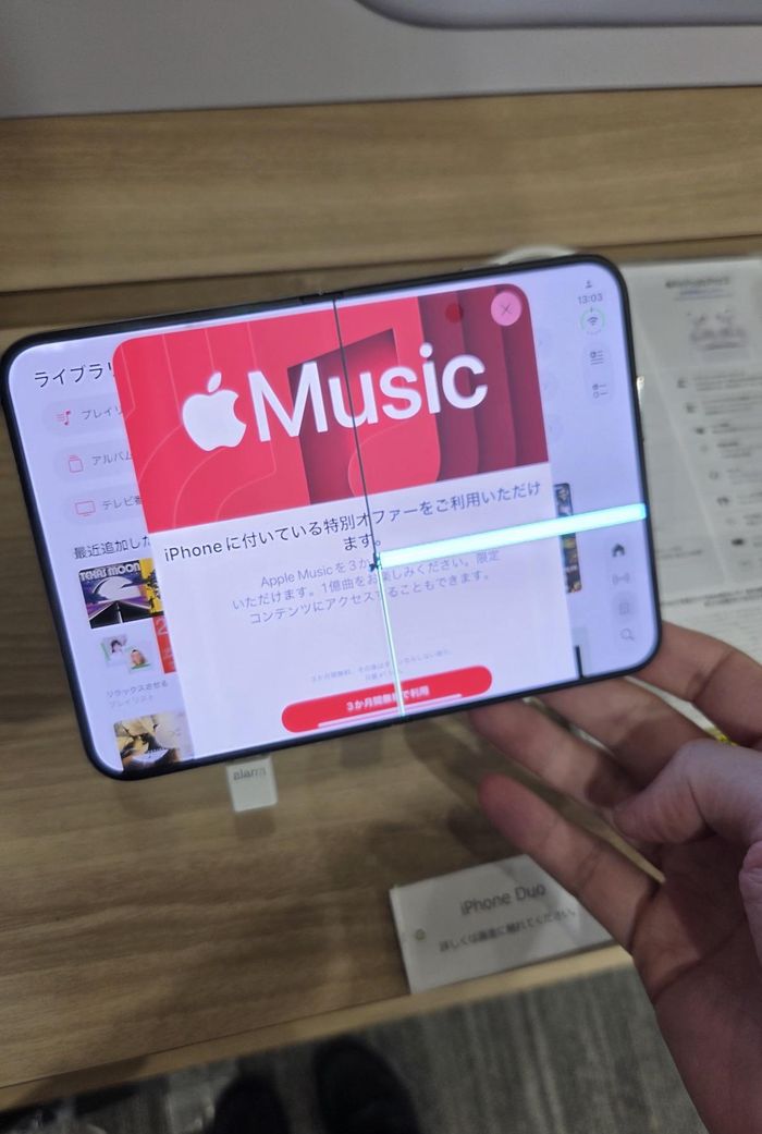 Một thiết bị iPhone Duo trưng bày bị hỏng. Ảnh: Reddit/PhoneArena