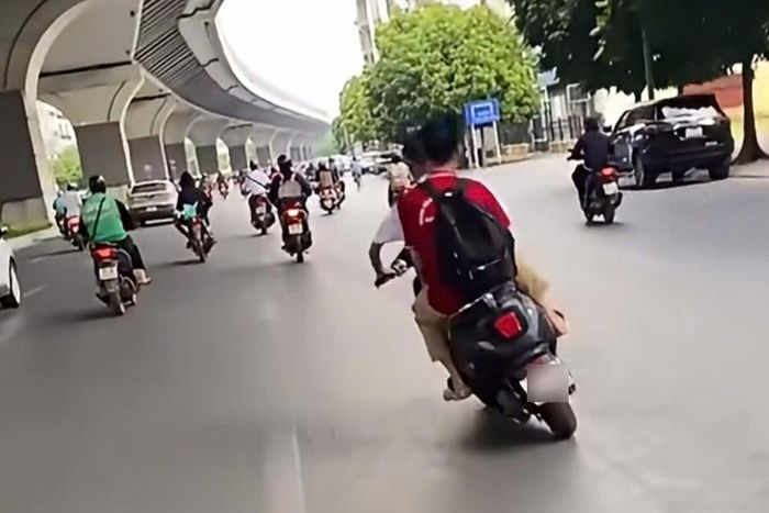 Hình ảnh em C.L.M.Đ và V.V.A. đánh võng trên đường Trường Chinh. Ảnh chụp màn hình