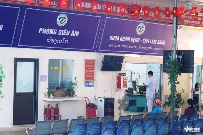Biển hướng dẫn trong bệnh viện luôn kèm theo chữ Lào để bệnh nhân theo dõi. Ảnh: Lê Dương