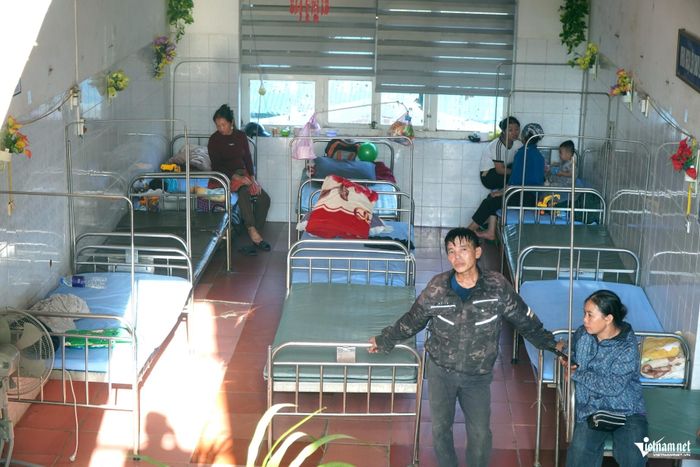 Phòng điều trị ở Bệnh viện Mường Lát thiếu thốn trang thiết bị. Ảnh: Lê Dương