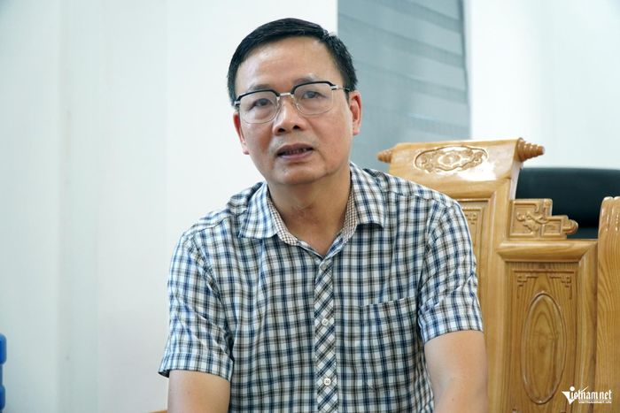 Ông Hồ Văn Trọng, Giám đốc Bệnh viện Đa khoa Mường Lát, chia sẻ về việc chữa bệnh cho người Lào. Ảnh: Lê Dương
