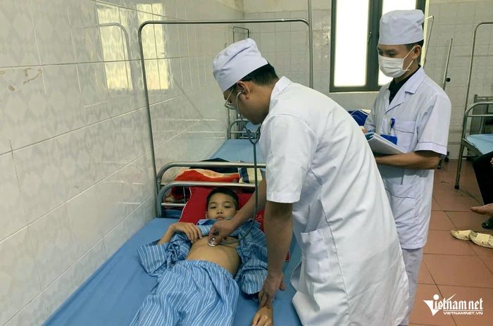 Cháu Lá Phòn đang điều trị tại Bệnh viện Đa khoa Mường Lát. Ảnh: Lê Dương