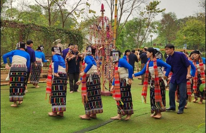Nghi lễ dựng cây bông (Boọc mạy) trong Lễ hội Chá Mùn của đồng bào Thái đen ở xã Yên Thắng