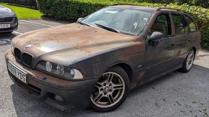 BMW 540i Touring M Sport đời 2000 tại Anh được rao bán với giá 5.500 bảng Anh (khoảng 190 triệu đồng).