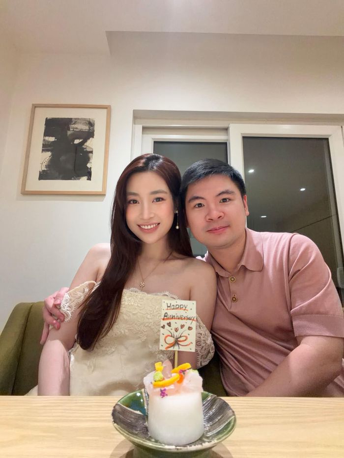 Hoa hậu Đỗ Mỹ Linh tặng quà xịn cho chồng chủ tịch.