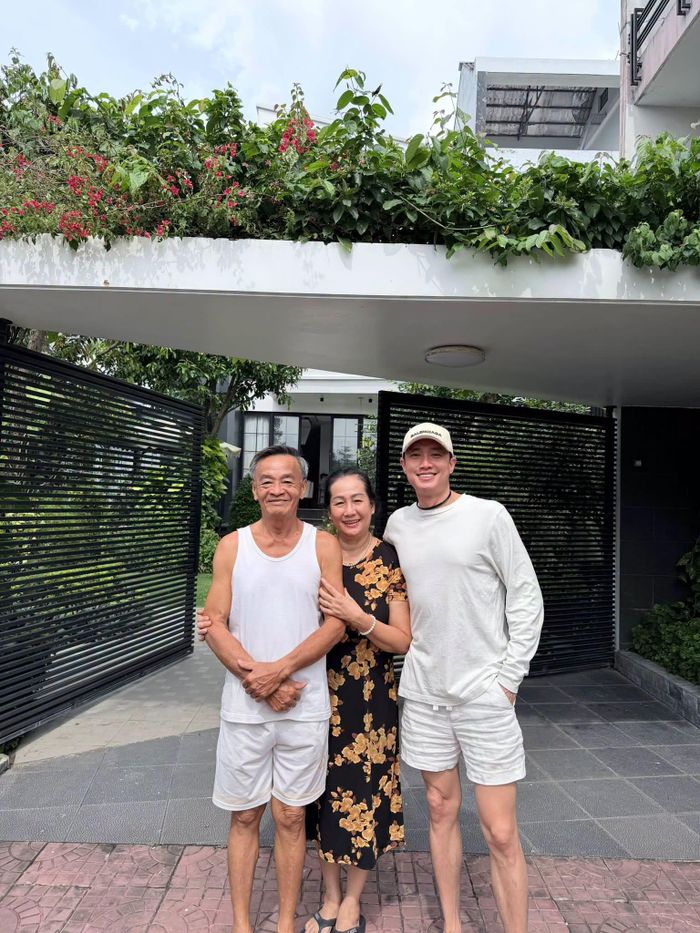 Diễn viên Quốc Trường về biệt thự hàng chục tỷ ở Cần Thơ thăm bố mẹ.