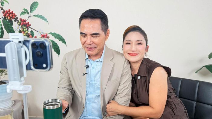 MC Cát Tường ôm tay diễn viên Trung Dũng tình tứ.