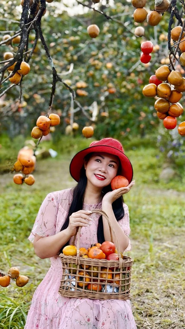 Ca sĩ Dương Hồng Loan mê mẩn vườn hồng.