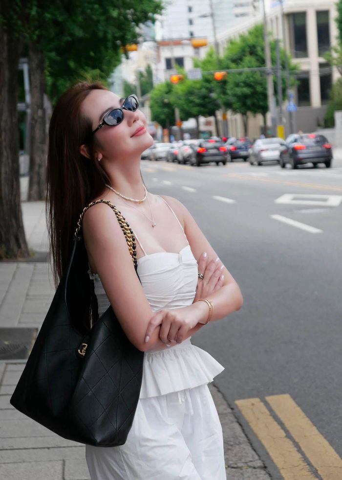 Nữ diễn viên đặc biệt chuộng những chiếc túi màu đen, trang phục trắng với thiết kế gợi cảm có thể khoe được vóc dáng quyến rũ. 