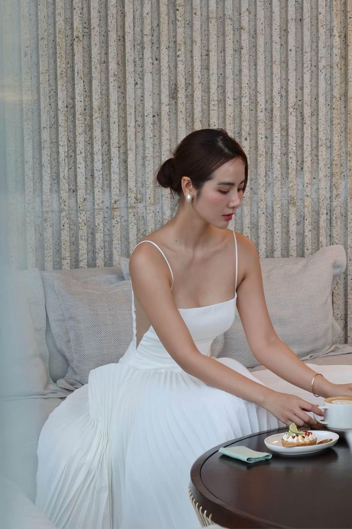 Trong bài trả lời phỏng vấn gần nhất trên VietNamNet, nữ diễn viên cho biết ở thời điểm hiện tại, kể cả khi ở một mình, cô vẫn hạnh phúc và đủ đầy. "Tôi có một công việc yêu thích để cống hiến, có con ngoan ngoãn, bố mẹ khỏe mạnh và bạn bè luôn ở bên. Với tôi, như vậy đã là quá trọn vẹn", nữ diễn viên chia sẻ. 