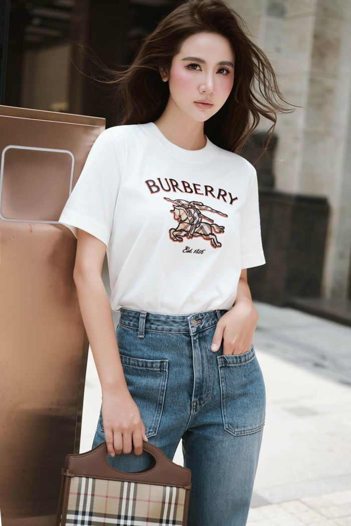 Nữ diễn viên là gương mặt được các nhãn hàng cao cấp tin tưởng bởi sở hữu phong cách sang trọng và vẻ ngoài cuốn hút. 