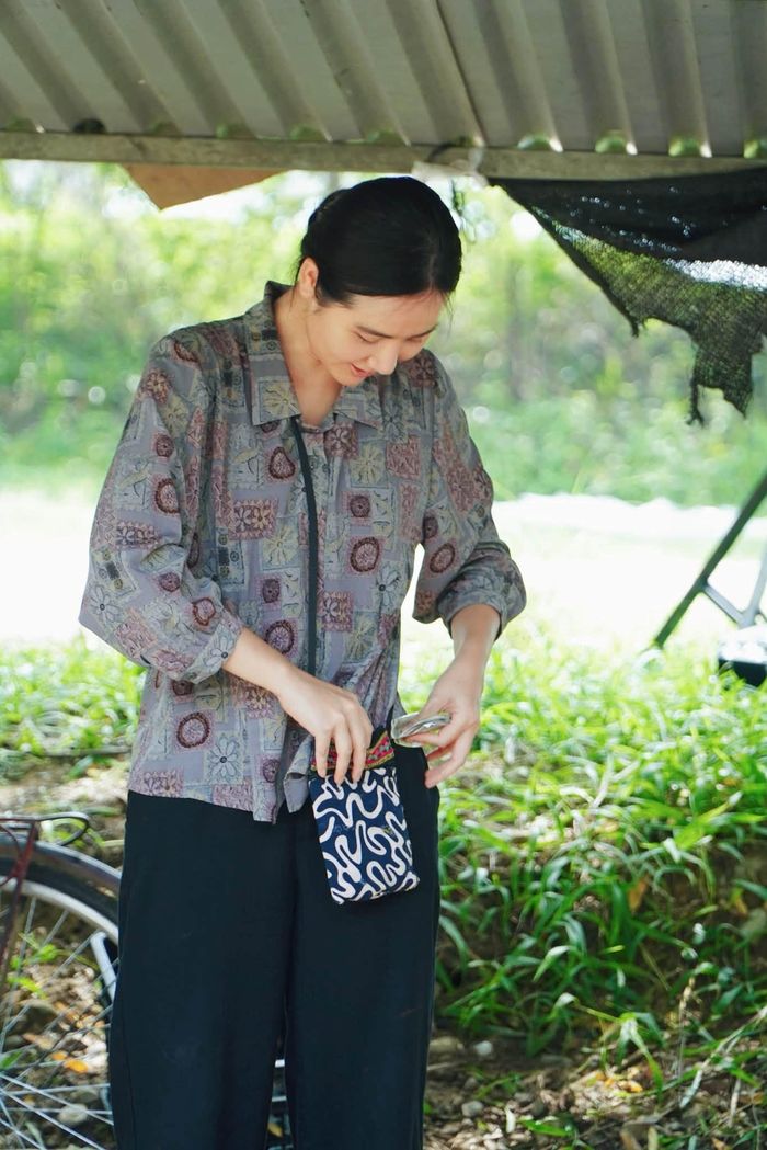 Huyền Lizzie chia sẻ với VietNamNet, để phục vụ tạo hình nhân vật, cô phải săn tìm những bộ quần áo cũ nhất, giản dị nhất ở chợ đồ cũ. Cả bộ phim nhân vật Hạnh chỉ mặc vài bộ đồ nên nữ diễn viên chỉ tốn khoảng 100 nghìn đồng mua phục trang. 