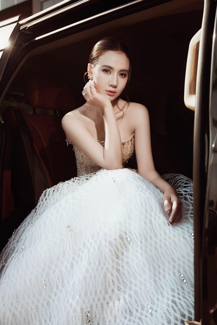 Huyền Lizzie có gu thời trang đa dạng và đặc biệt thích hợp với những thiết kế gợi cảm, nữ tính. 