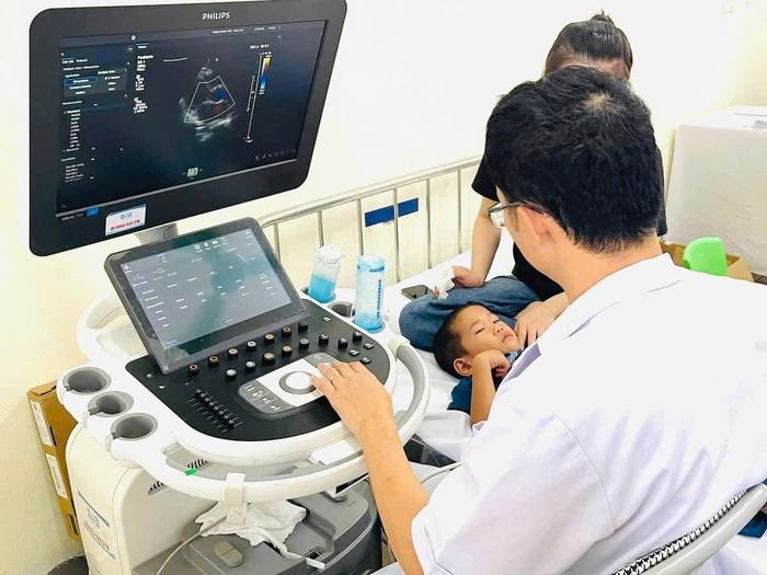 Bệnh viện Sản Nhi Quảng Ninh đã tổ chức khám sàng lọc tim bẩm sinh cho các cháu thiếu nhi ngay tại các điểm trường, trường mầm non thuộc các xã, phường trên địa bàn thành phố