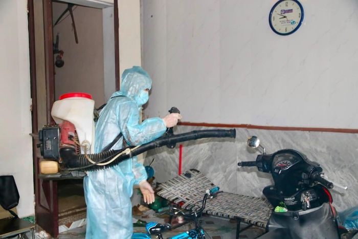 Cán bộ ngành y tế thực hiện các biện pháp nghiệp vụ phòng chống dịch sốt xuất huyết