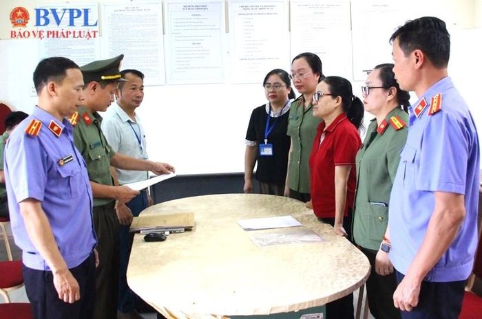  Kiểm sát viên VKSND tỉnh Sơn La kiểm sát việc thi hành các quyết định tố tụng đối với Đàm Thị Tươi.