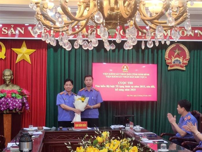  Đồng chí Lê Quốc Trung, Viện trưởng tặng hoa chúc mừng các thí sinh có thành tích cao.