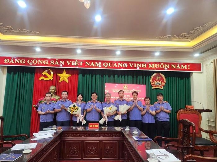 Ban Tổ chức cuộc thi trao giải cho các thí sinh.