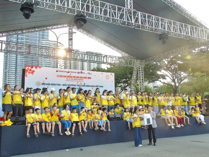 Đông đảo phụ huynh và trẻ em hào hứng tham gia chương trình giao lưu "Đại hội mùa thu - Đấu trường trò chơi dân gian Việt - Hàn" trên sân khấu chính. (Ảnh: Thảo Tâm)